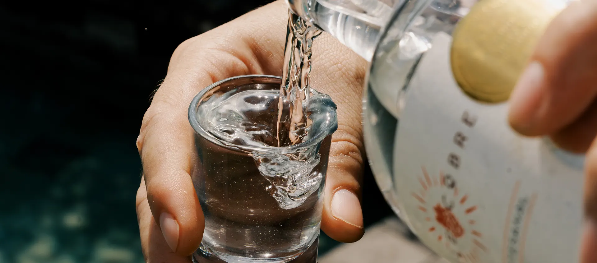 Mezcal Doble Cobre sirviéndose de la botella a un caballito