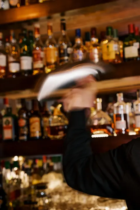 Bartender preparando un coctel con Mezcal Doble Cobre en la barra