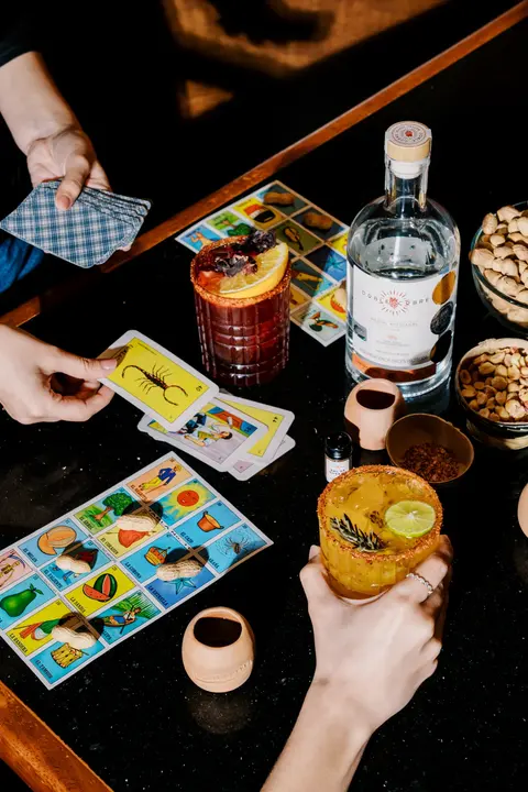 Convivencia con lotería, botanas y Mezcal Doble Cobre
