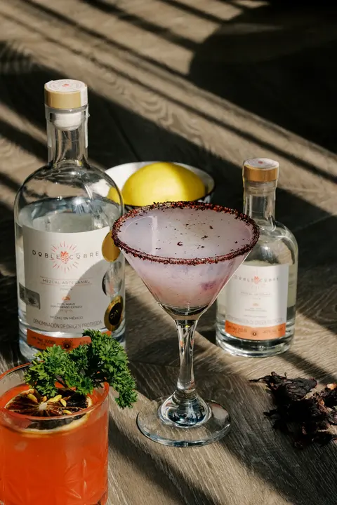 Botellas de Doble Cobre de 700 y 250 ml con un coctel escarchado al sol
