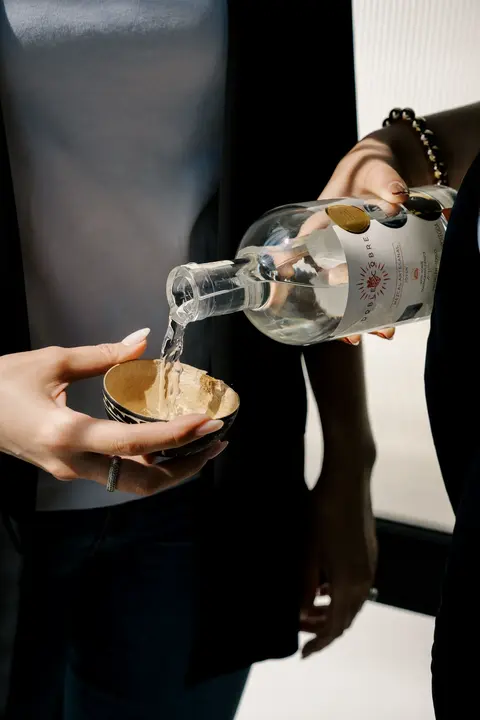 Mezcal servido en una copita de barro